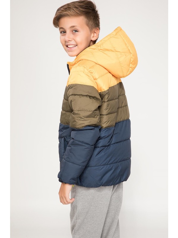 Defacto Erkek Çocuk Kapşon Detaylı Renk Bloklu Şişme Mont