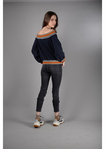 Omuzları Açıkta Kısa Sweatshirt