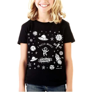 Uzayda Astronot Siyah Kısa Kollu Unisex Çocuk T-Shirt
