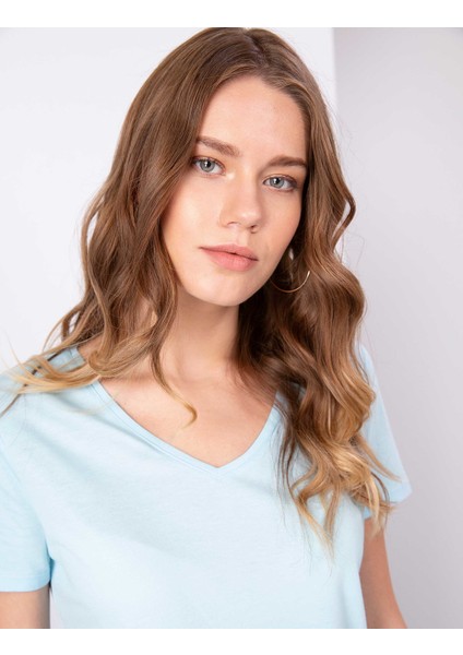 Kadın Açık Mavi Regular Fit V Yaka Tişört 50202619-VR003