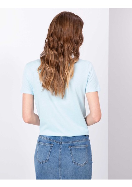 Kadın Açık Mavi Regular Fit V Yaka Tişört 50202619-VR003