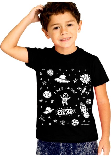 Uzayda Astronot Siyah Kısa Kollu Unisex Çocuk T-Shirt