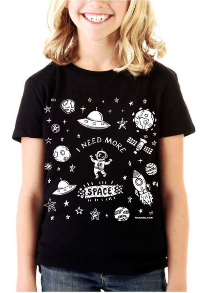 Uzayda Astronot Siyah Kısa Kollu Unisex Çocuk T-Shirt