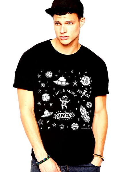 Uzayda Astronot Siyah Kısa Kollu T-Shirt