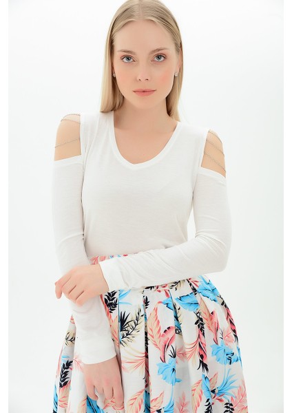 9101376 Viskon V Yaka Omuzu Açık Zincir Detaylı Bluz EKRU