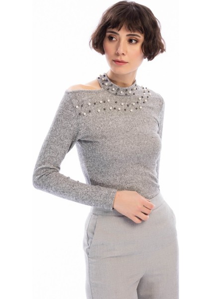 8490936 Yumoş Tek Omuzu Açık İncili Bluz