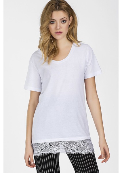 90410382 Süprem V Yaka Eteği Dantelli Kısa Kol Bluz