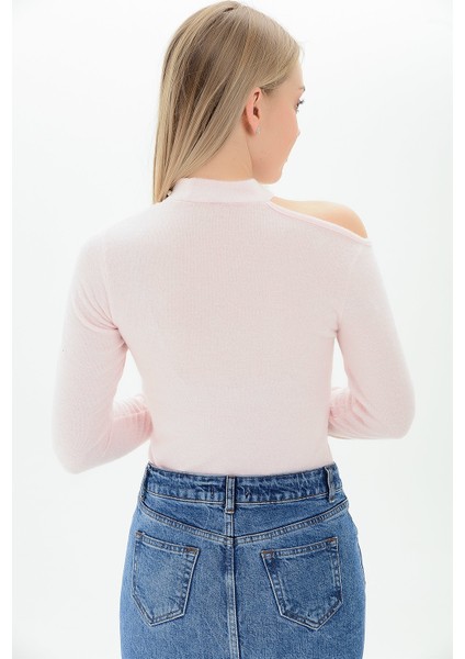9100936 Yumoş Tek Omuzu Açık İncili Bluz PUDRA