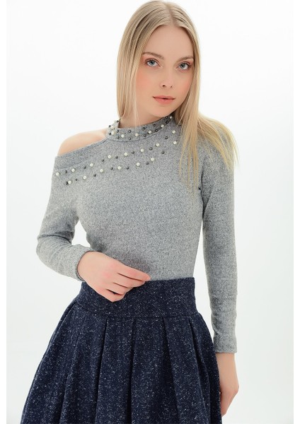 9100936 Yumoş Tek Omuzu Açık İncili Bluz L