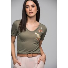 Miss Lusi 7130562 Leylek Nakışlı V Yaka Boyfriend Kısa Kol Bluz Hakı