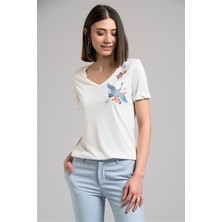 Miss Lusi 7130562 Leylek Nakışlı V Yaka Boyfriend Kısa Kol Bluz Ekru S