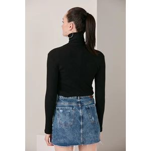 Siyah Boğazlı Triko Kazak