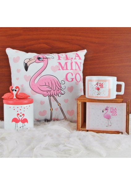 Flamingoların Aşkı Biblolu Kalemlik Flamingo Ahşap Kutulu Kupa Flamingo Puf Yastık Hediye Set