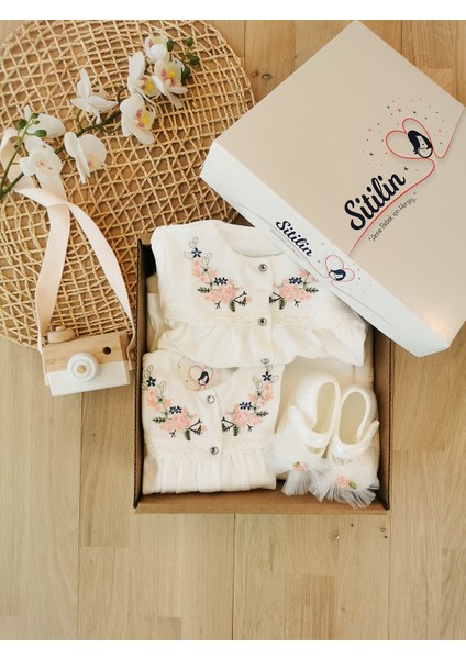 Kız Bebek Natural Kanaviçe Ekru Hastane Çıkışı Sitilin Kutulu Bebek Hediye Seti
