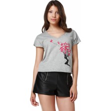Mumu Swallows - Zeynep Özatalay Tasarımı Gri V Yaka Kadın T-Shirt