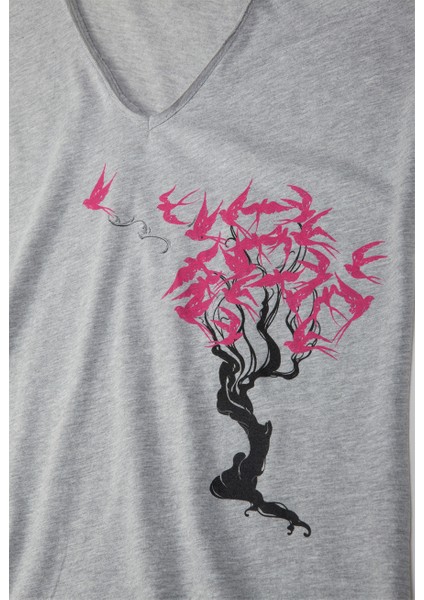 Swallows - Zeynep Özatalay Tasarımı Gri V Yaka Kadın T-Shirt