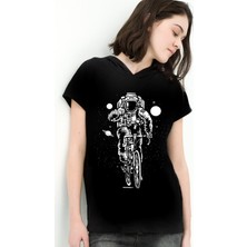 Rock&Roll Bisikletli Astronot Siyah Kapşonlu Kısa Kollu Kadın T-Shirt