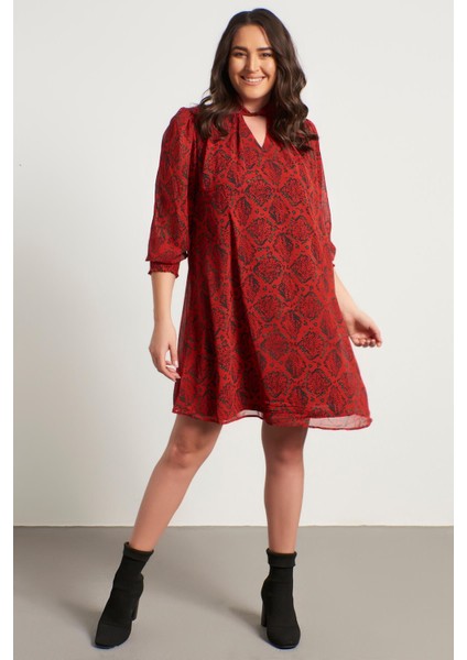 Yaka Detaylı Gipeli Şifon Elbise