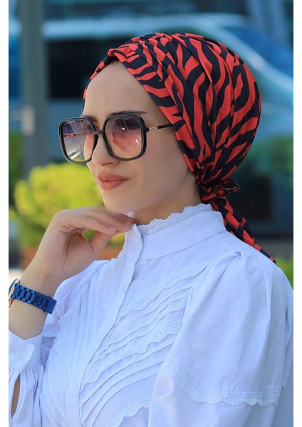 Kırmızı Zebra Desenli Tokalı Bone