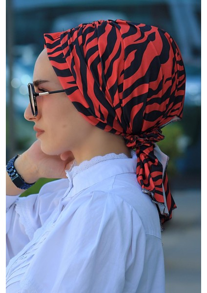 Kırmızı Zebra Desenli Tokalı Bone