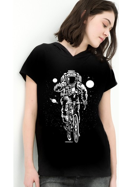 Bisikletli Astronot Siyah Kapşonlu Kısa Kollu Kadın T-Shirt