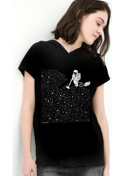 Süpürgeli Astronot Siyah Kapşonlu Kısa Kollu Kadın T-Shirt