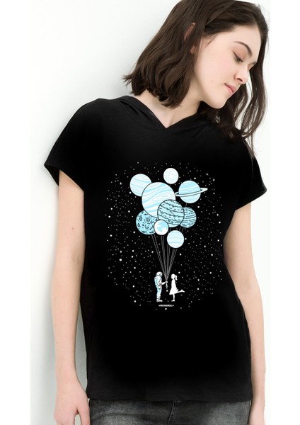 Balon Gezegenler Siyah Kapşonlu Kısa Kollu Kadın T-Shirt