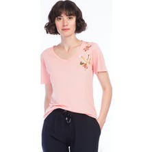 Miss Lusi 8160562 V Yaka Sol Önü Leylek Nakışlı Kısa Kol T-Shirt Pudra