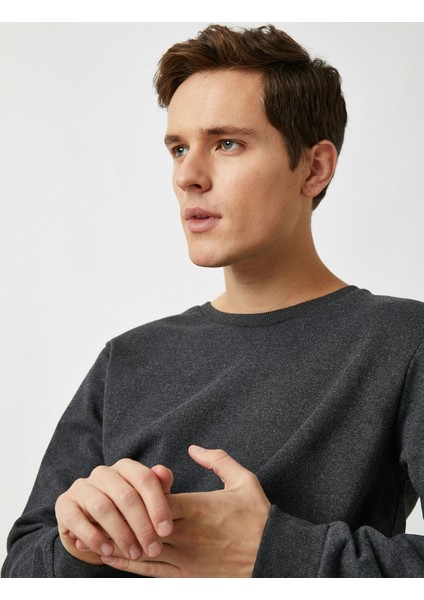 Bisiklet Yaka Basic Sweatshirt