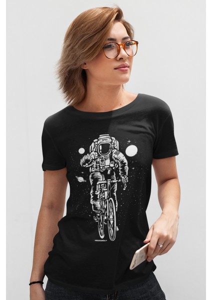 Bisikletli Astronot Siyah Kısa Kollu Kadın T-Shirt