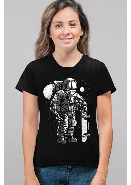Kaykaycı Astronot Siyah Kısa Kollu Kadın T-Shirt