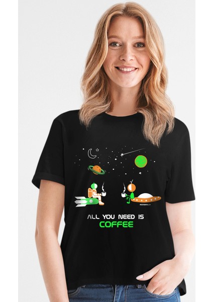 Uzayda Kahve Siyah Kısa Kollu Kadın T-Shirt