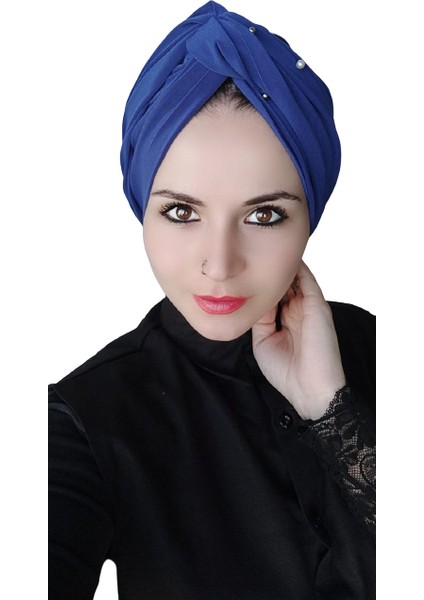 Kadın El ile Incili Dolama Bone Mavi