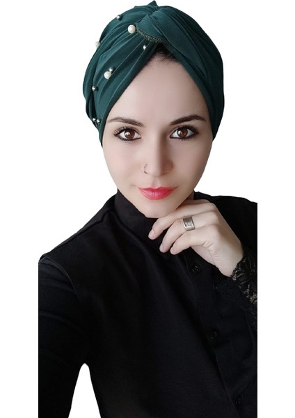 Kadın El ile Incili Dolama Bone Zümrüt
