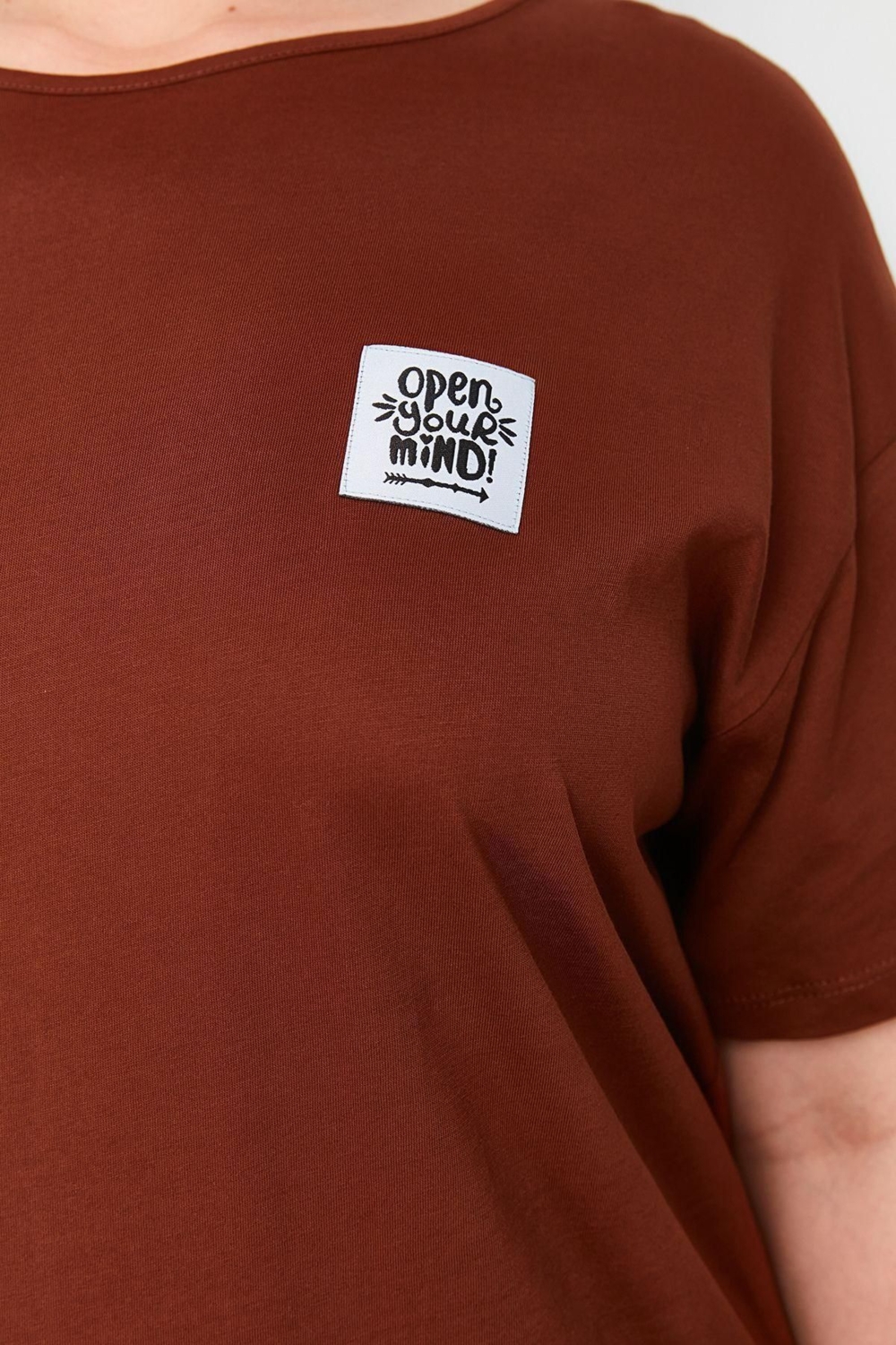 Moda Bisiklet Yaka Midi Boy Büyük Beden Büzgü ve Etiket Detaylı %100 Pamuk Örme T-shirt Elbise