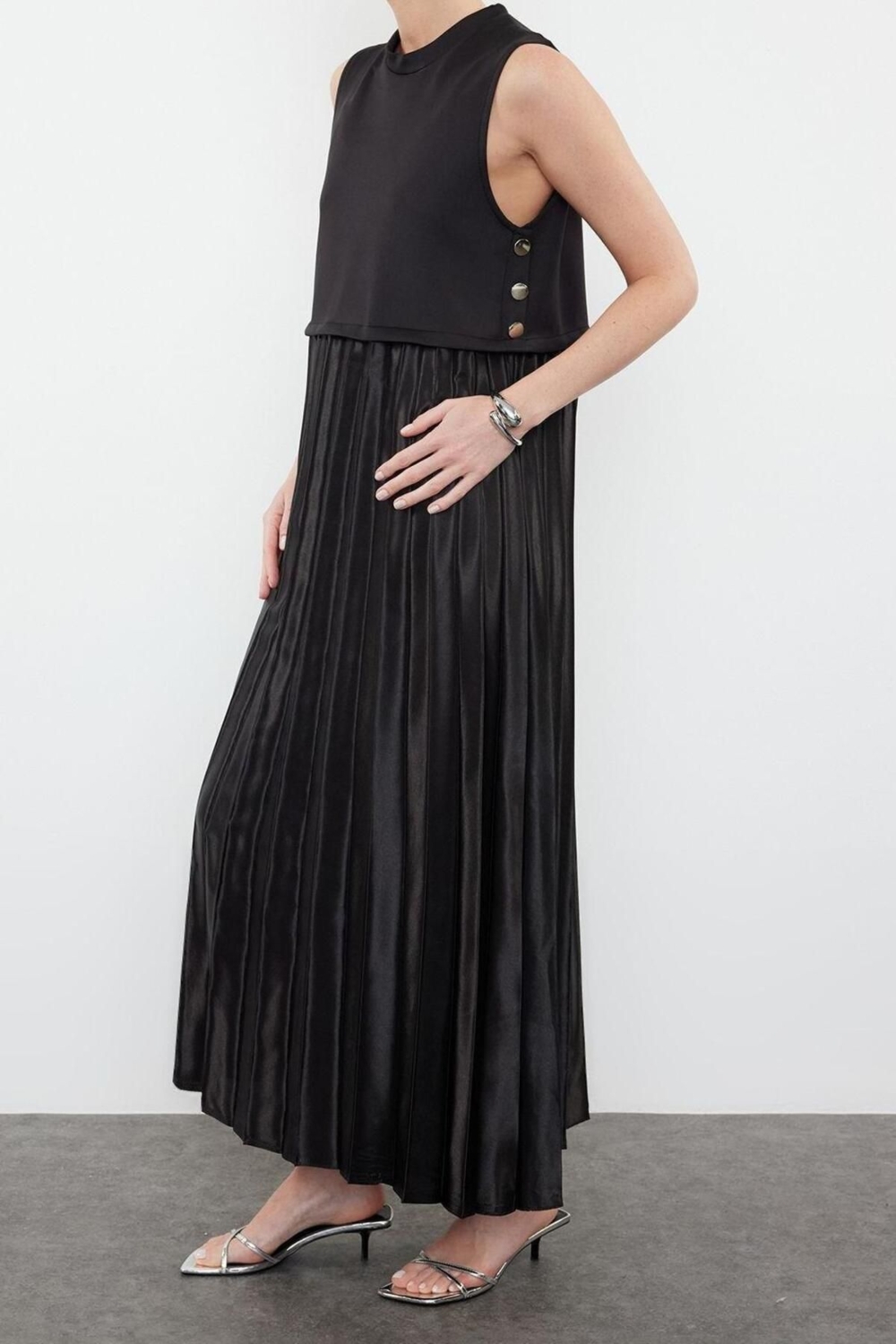 Moda Rahat Casual Günlük Saten Dokuma Bisiklet Yaka Kolsuz Kol A-Line Maxi Boy Tesettür Elbise