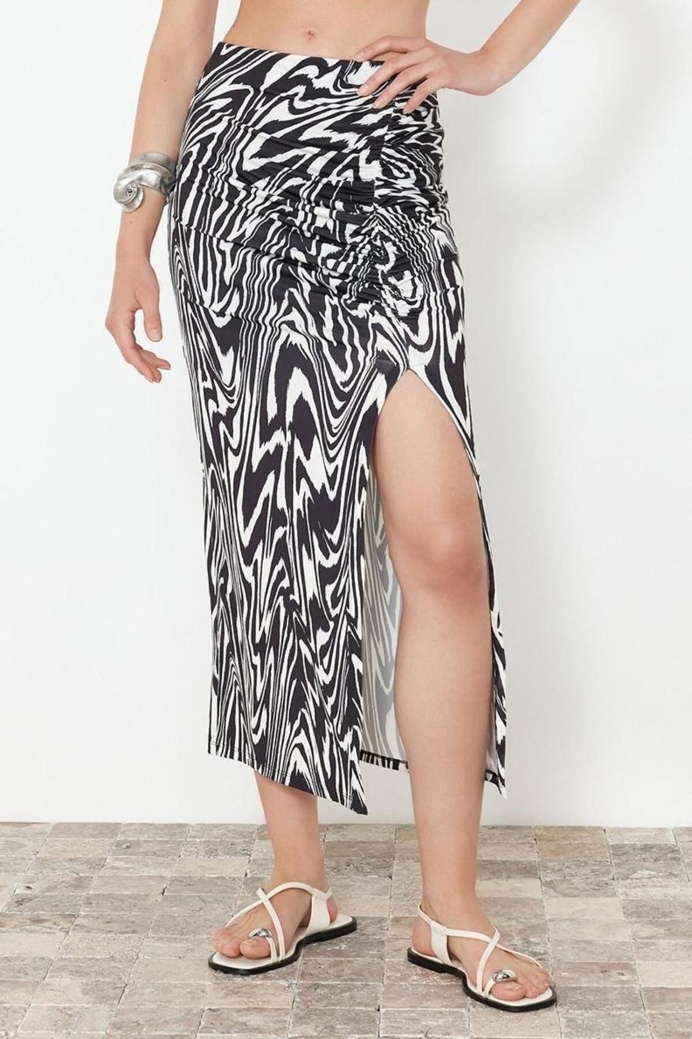 Moda Slim Fit Günlük Maxi Boy Siyah Beyaz Desenli Büzgülü Yırtmaçlı Astarlı Esnek Midi Etek