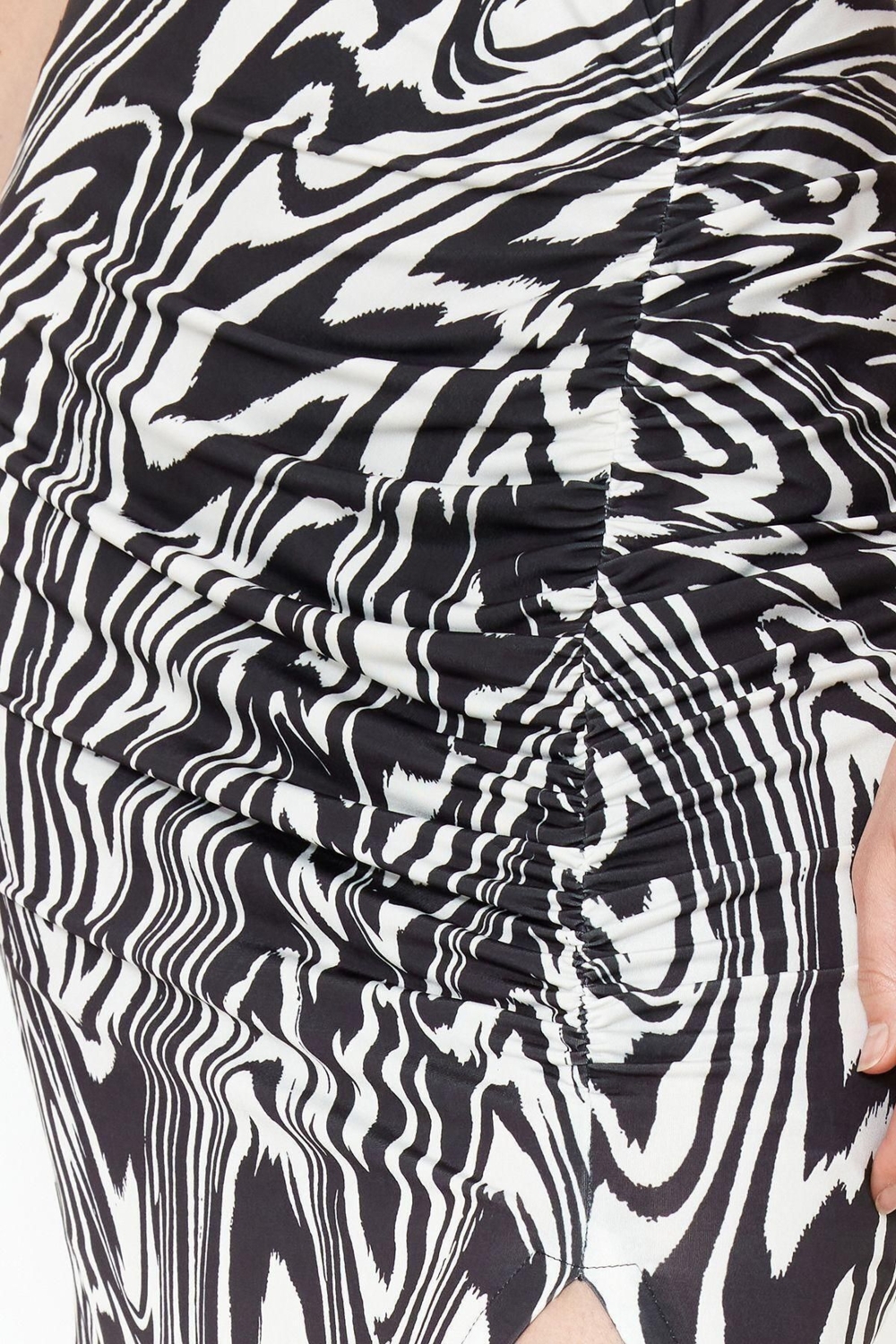 Moda Slim Fit Günlük Maxi Boy Siyah Beyaz Desenli Büzgülü Yırtmaçlı Astarlı Esnek Midi Etek