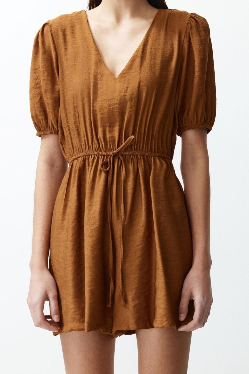 Kadın Moda Standart Kol Geniş Paça V Yaka Kısa Beli Lastikli Keten Görünümlü Mini Dokuma Tulum