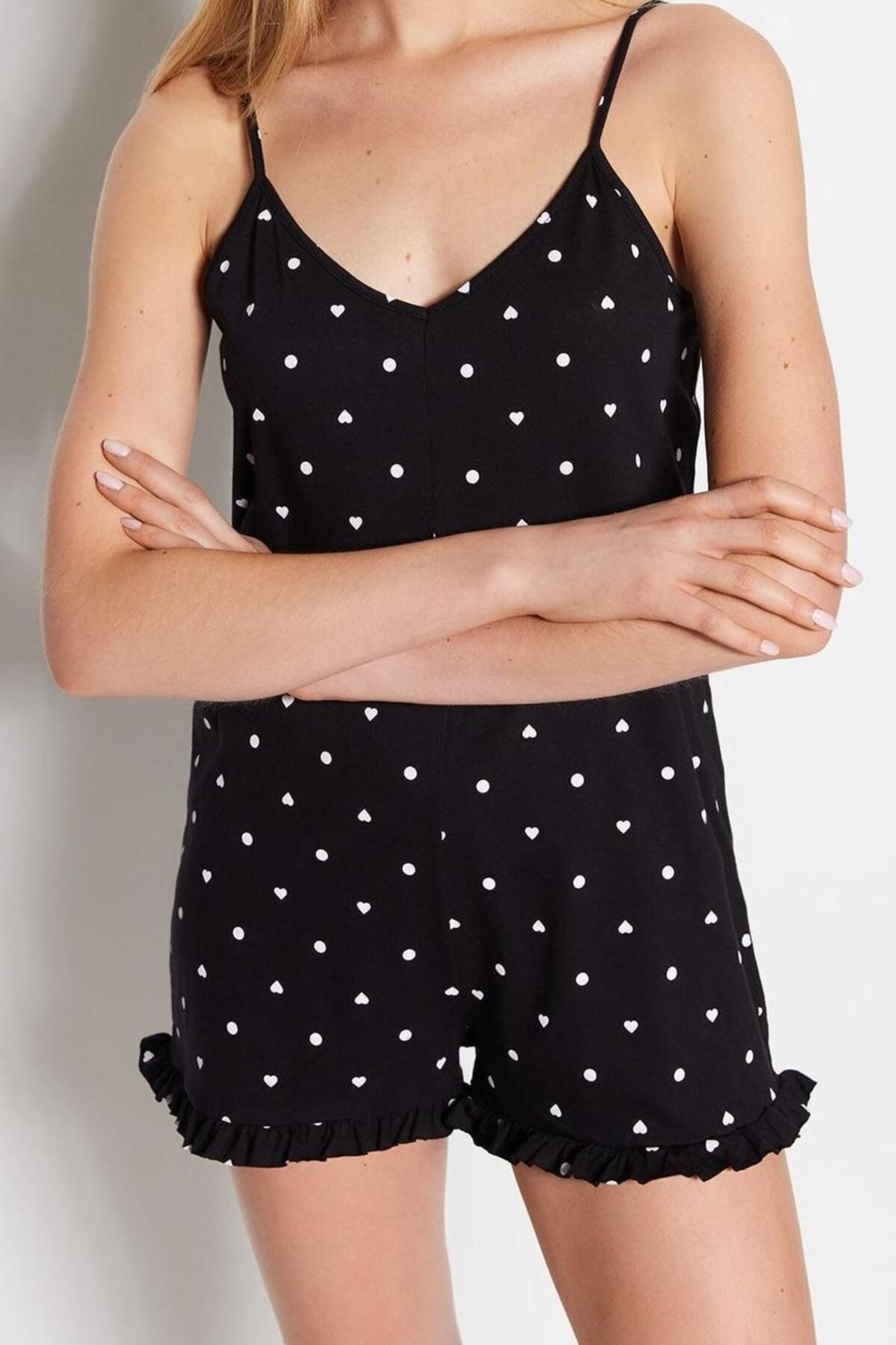 Kadın Moda Askılı Boru Paça V Yaka Kısa %100 Pamuk Puantiye ve Kalp Desenli İp Askılı Örme Tulum