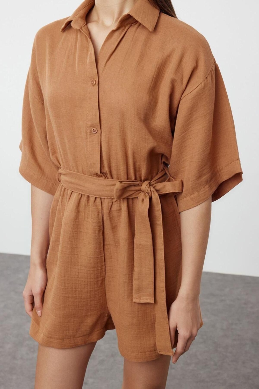 Kadın Moda Düşük Kol Geniş Paça Gömlek Yaka Düz Desen Kısa Kiremit Kuşaklı Dokuma Müslin Tulum