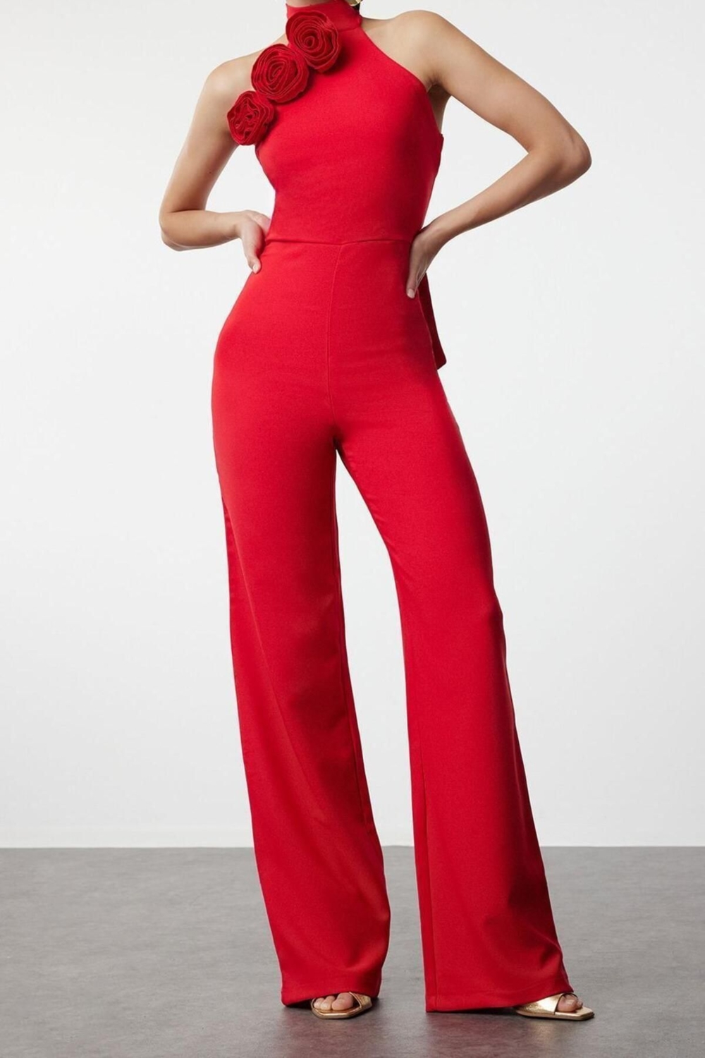 Kadın Moda Standart Kol Geniş Paça Halter Yaka Düz Desen Uzun Gül Detaylı Dokuma Tulum