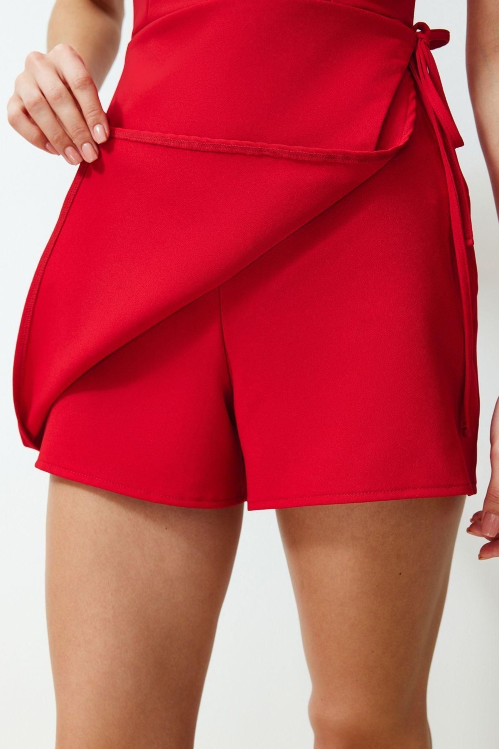 Kadın Moda Standart Kol Geniş Paça Dik Yaka Kısa Bağlama Detaylı Mini Dokuma Şort Etek Tulum