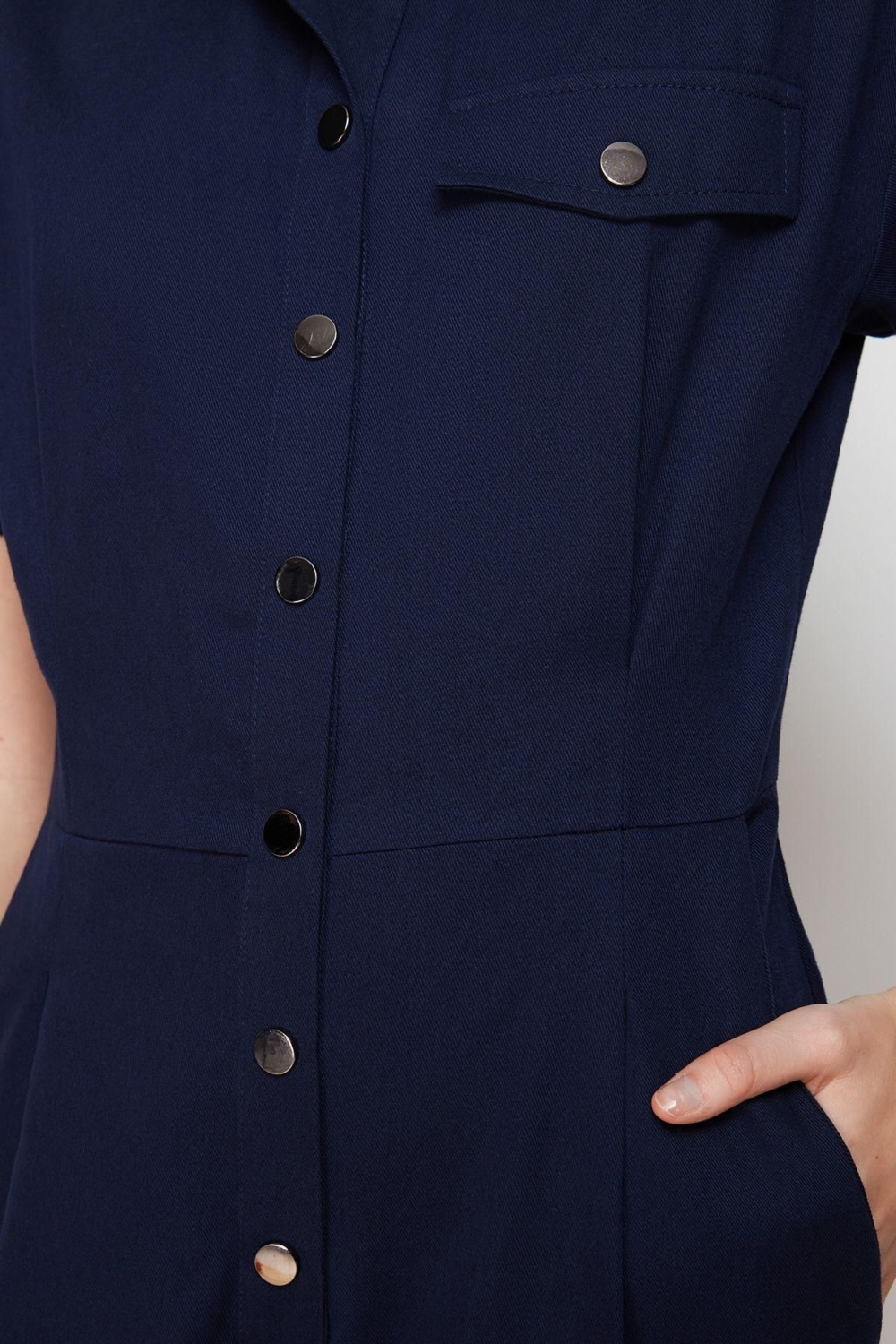 Kadın Moda Standart Kol Boru Paça Gömlek Yaka Düz Desen Uzun Paçası Düğme Detaylı Maxi Dokuma Tulum
