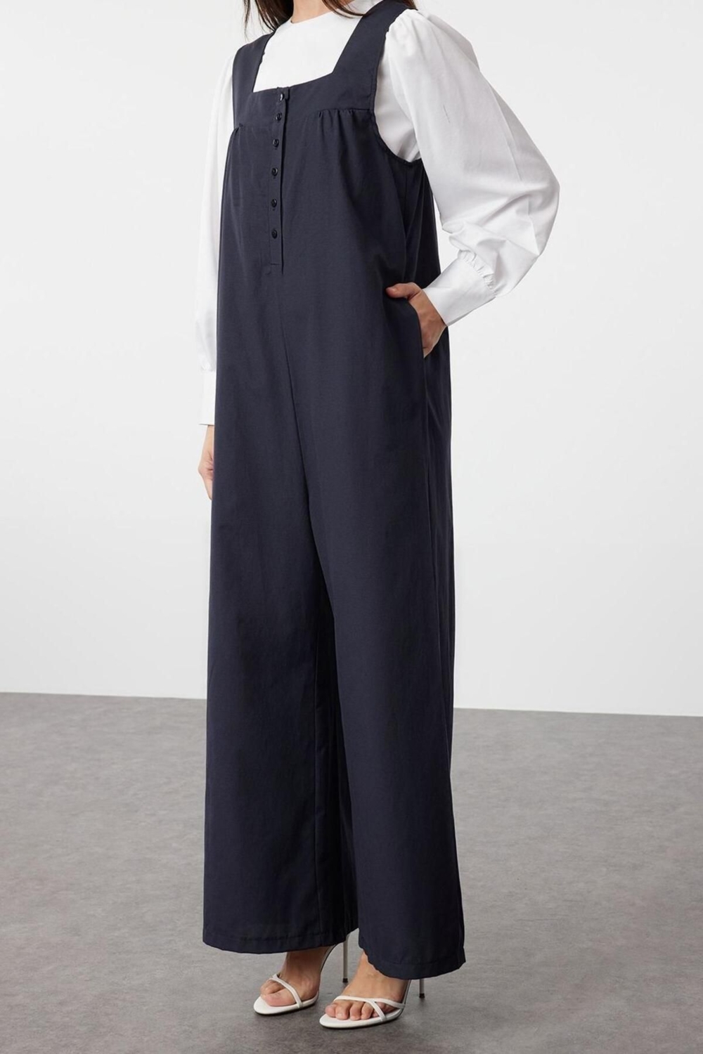 Tesettür Kadın Moda Geniş Paça Kare Yaka Uzun Kalın Askılı Düğme Detaylı Geniş Paça Dokuma Tulum