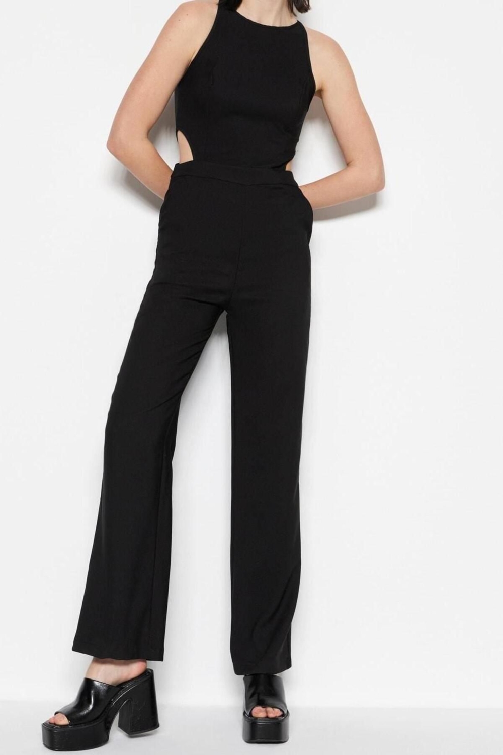 Kadın Moda Standart Kol Geniş Paça Halter Yaka Uzun Dokuma Uzun Cut Out Pencere Detaylı Tulum