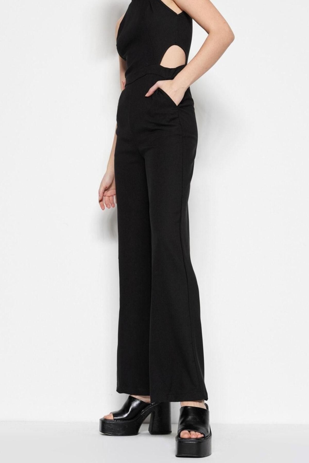 Kadın Moda Standart Kol Geniş Paça Halter Yaka Uzun Dokuma Uzun Cut Out Pencere Detaylı Tulum