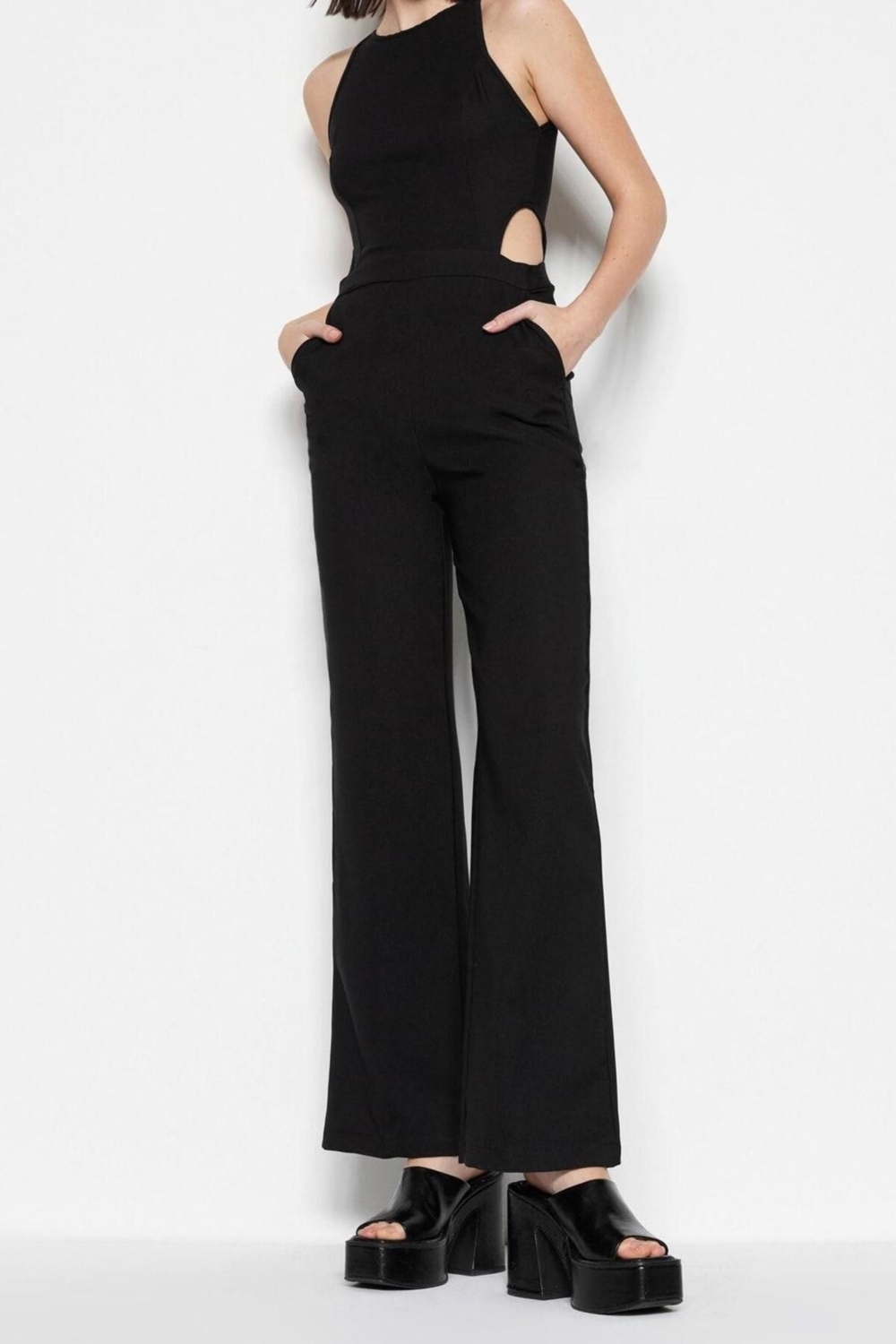Kadın Moda Standart Kol Geniş Paça Halter Yaka Uzun Dokuma Uzun Cut Out Pencere Detaylı Tulum