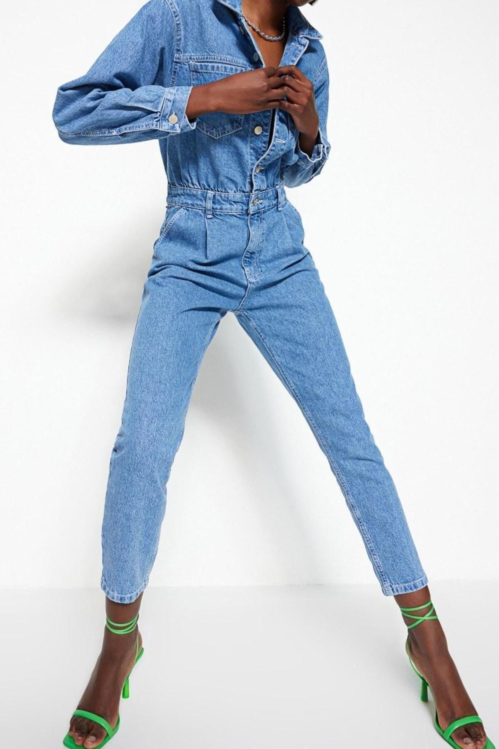 Kadın Moda Standart Kol Boru Paça Gömlek Yaka Düz Desen Uzun Bel Detaylı Denim Tulum