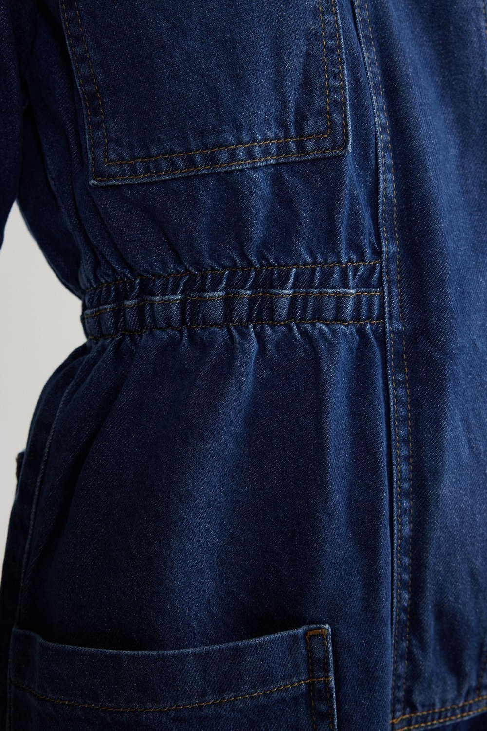 Kadın Moda Standart Kol Boru Paça Dik Yaka Düz Desen Kısa Beli Lastikli Denim Şort Tulum